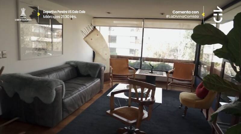 El living de su casa decorado con el arte de su familia / CHV