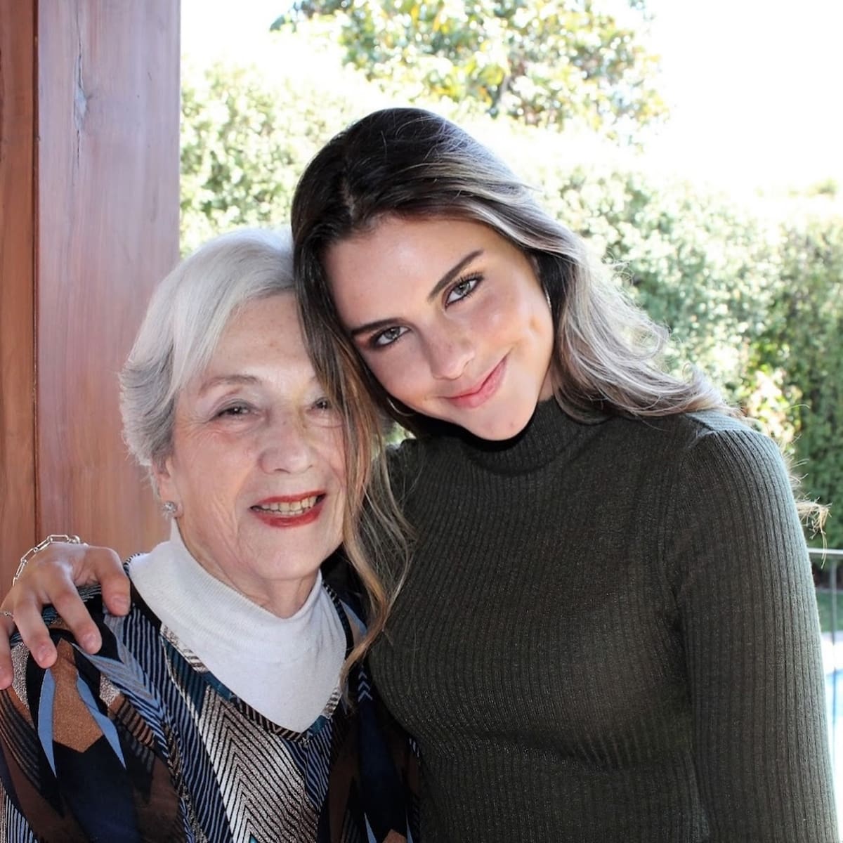 Junto a su abuela. Foto: Instagram.