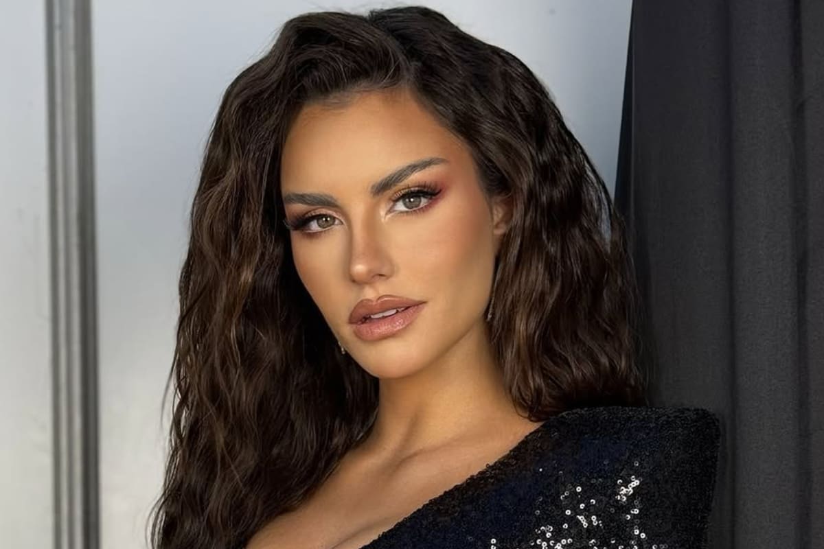 La modelo muestra su abultada pancita de embarazo.