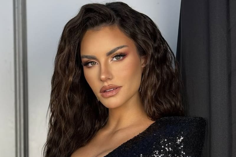 La modelo muestra su abultada pancita de embarazo.