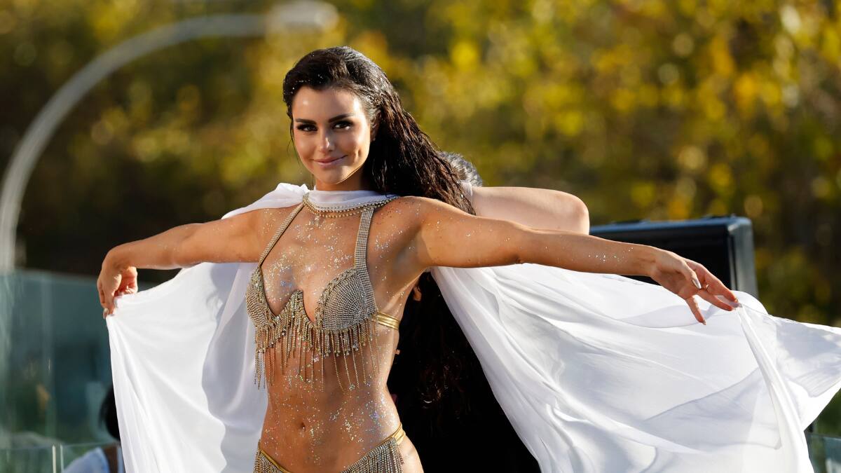 VIDEO | Así fue el esperado piscinazo de Emilia Dides como reina del Festival de Viña 2025