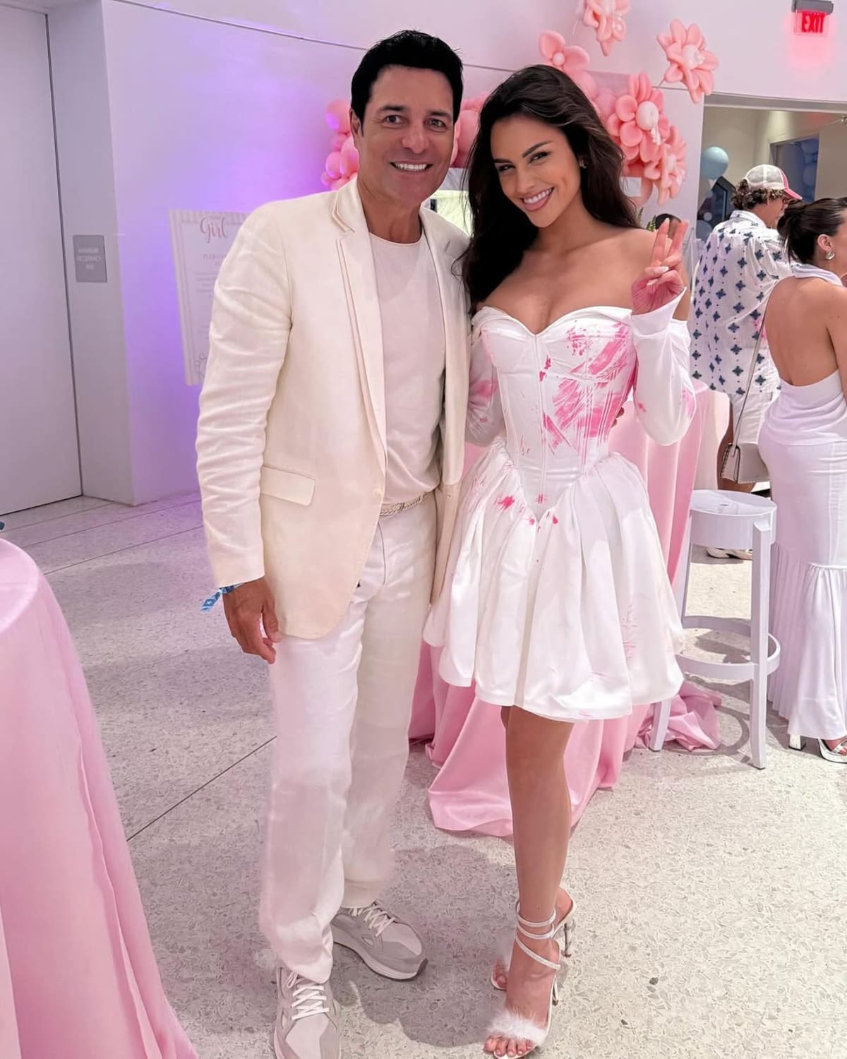 Una de las fotos más comentadas subidas por Emilia Dides fue esta junto al intérprete puertorriqueño.