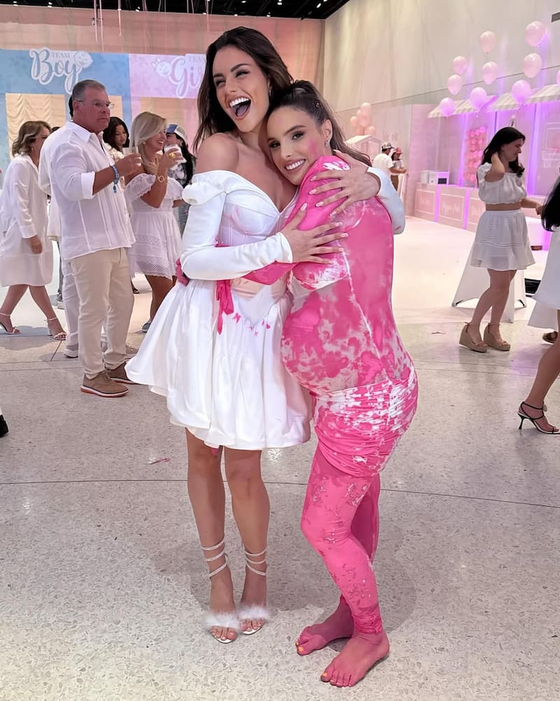 La chilena compartiendo con la futura madre de una niña.