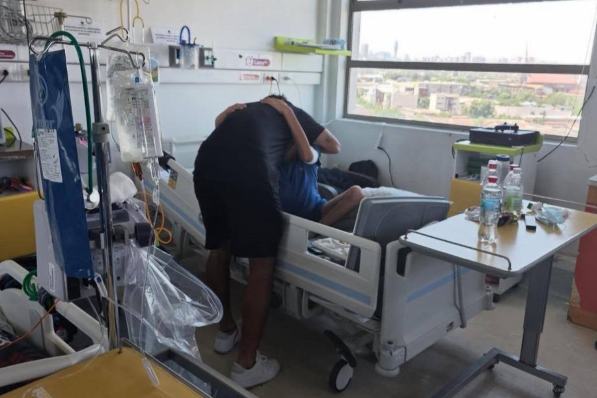 El defensor albo visitó a un niño, cuyo sueño era conocerlo. Foto: Fundación Ruta del Hincha.