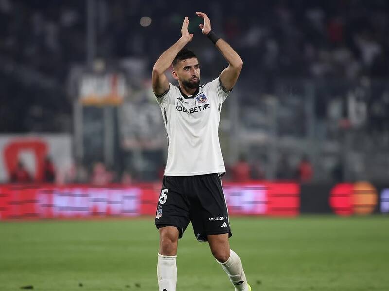 se acerca lentamente a Colo Colo.