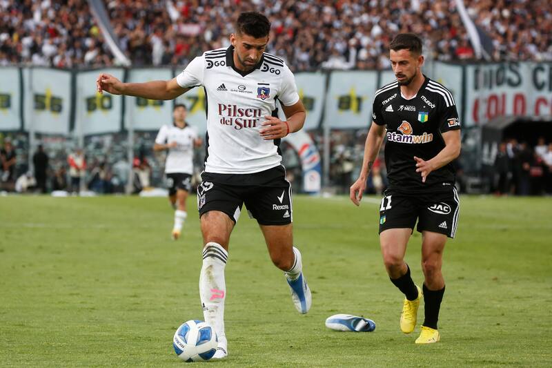 Emiliano Amor jugando por Colo Colo ante O'Higgins por el Campeonato Nacional 2022 (Foto: Aton)