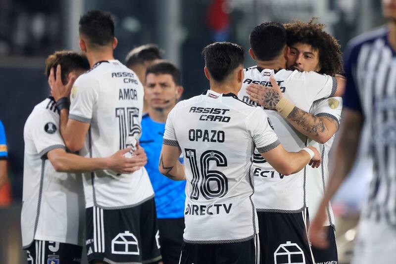 con los jugadores de Colo Colo por Copa Libertadores.