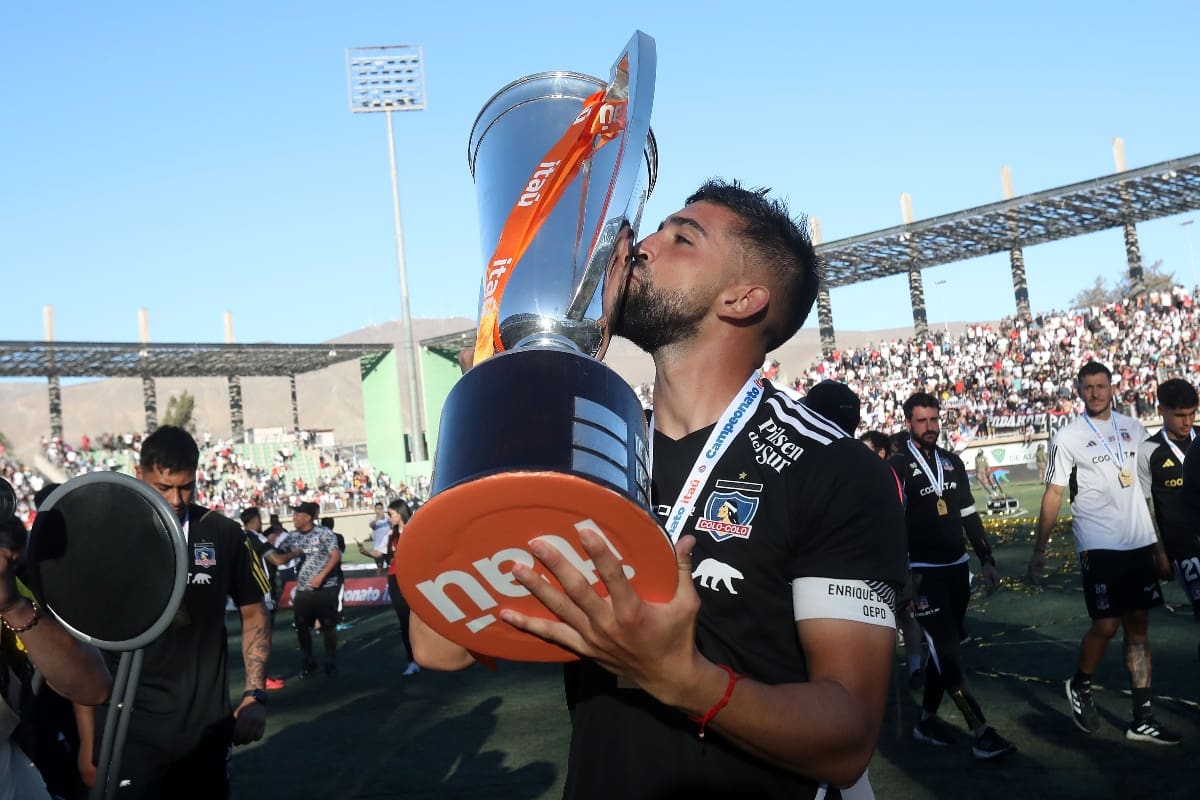 celebrando el título del Campeonato Nacional 2024 en Colo Colo.
