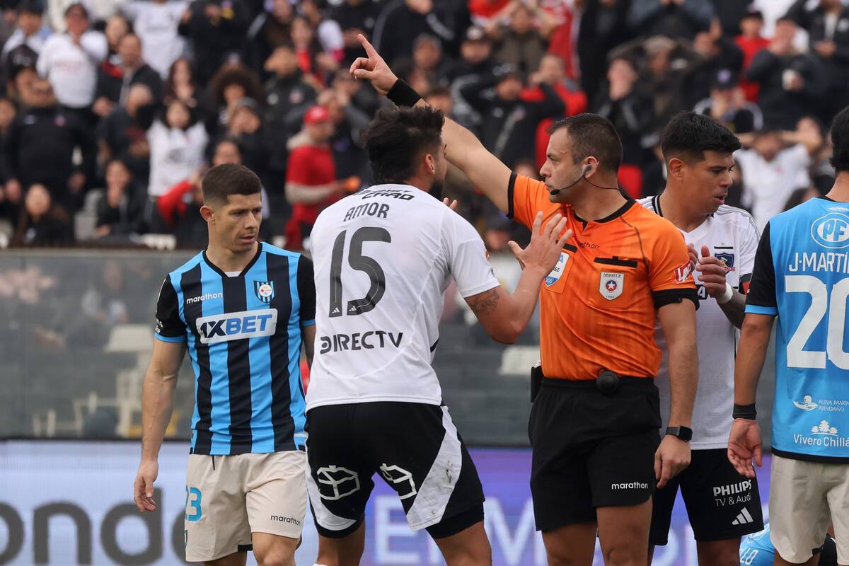 mostró su descontento por el arbitraje. Foto: Agencia Aton.