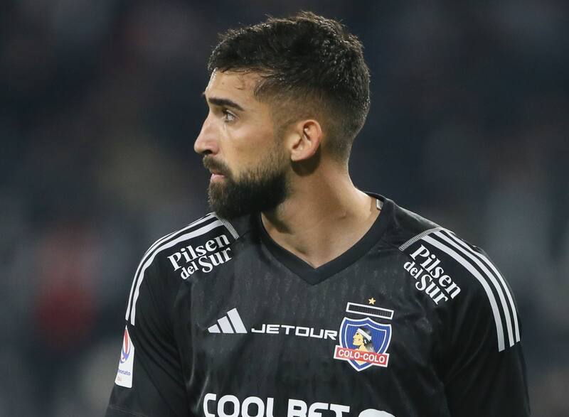 se acerca lentamente a Colo Colo.