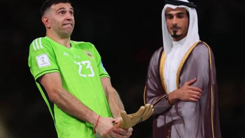 El polémico gesto de Dibu Martínez tras ganar el guante de oro. Foto: Aton.