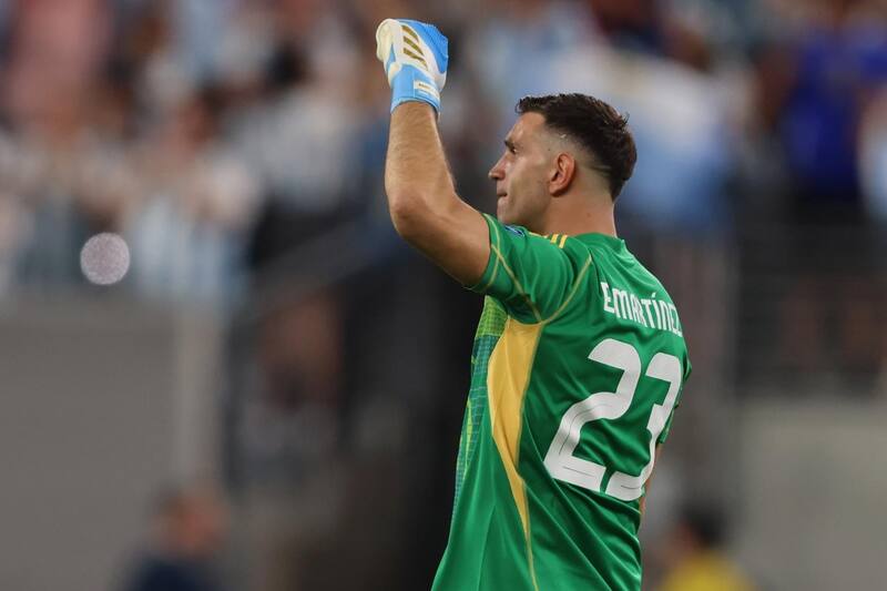 reclamó sobre el arbitraje en el partido versus La Roja. EFE.