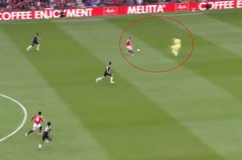 VIDEO | ¡Pero qué quiso hacer! La evitable expulsión de Dibu Martínez en Aston Villa