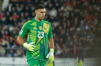 ¿El fin de una era? El arquero que puede quitarle todos los premios al Dibu Martínez