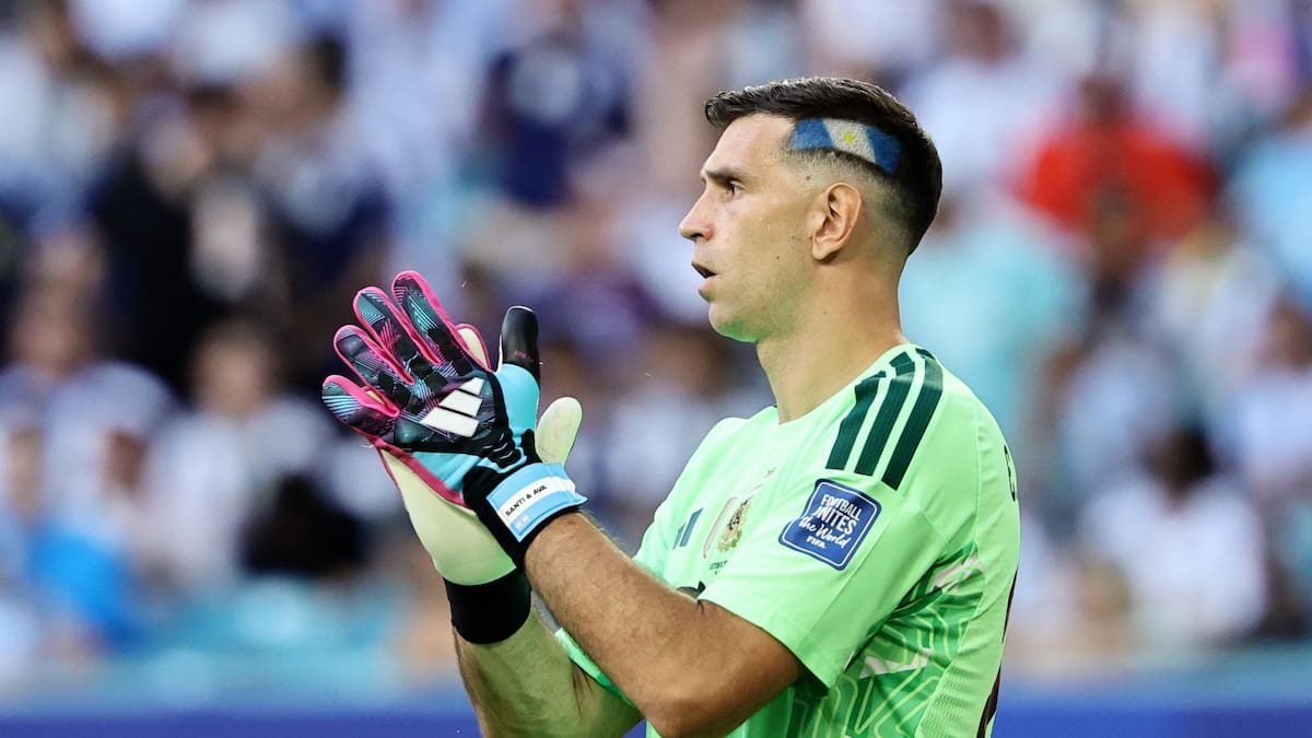 Ya hubo contacto: el gigante de Europa que buscará el fichaje de Emiliano Martínez