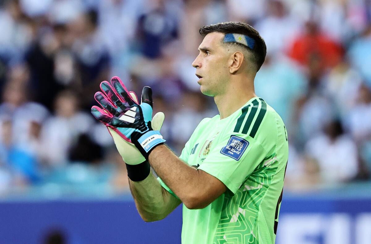 Ya hubo contacto: el gigante de Europa que buscará el fichaje de Emiliano Martínez