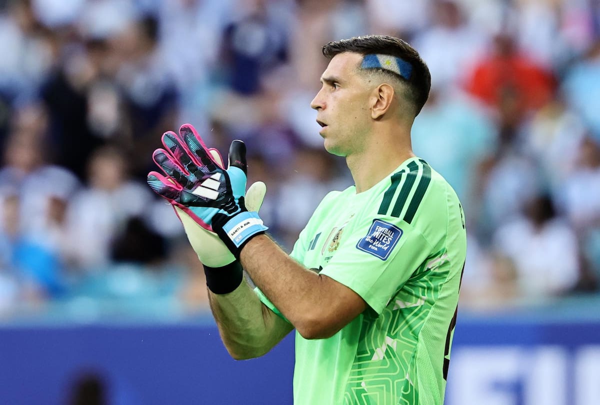 El Dibu interesa a la Juventus. Foto: EFE.