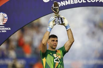 La marca de Claudio Bravo que alcanzó el Dibu Martínez tras la final de Copa América