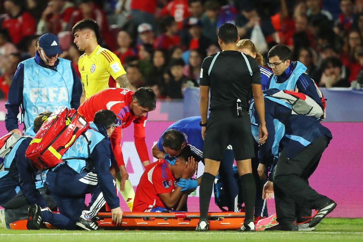 Así salió de la cancha luego de lesionarse contra Japón. (Foto: Photosport)