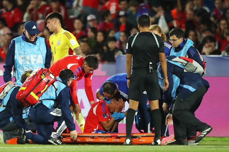 Así salió de la cancha luego de lesionarse contra Japón. (Foto: Photosport)