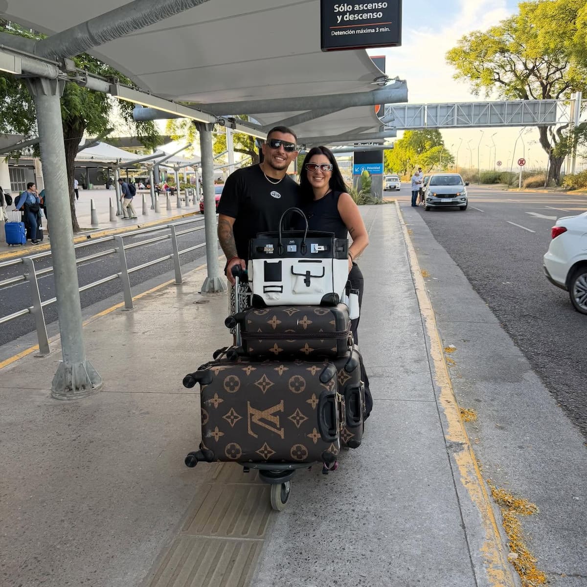 Y su pareja hace dos semanas cuando emprendieron vuelo a Santiago. Foto: @Emivecchio10