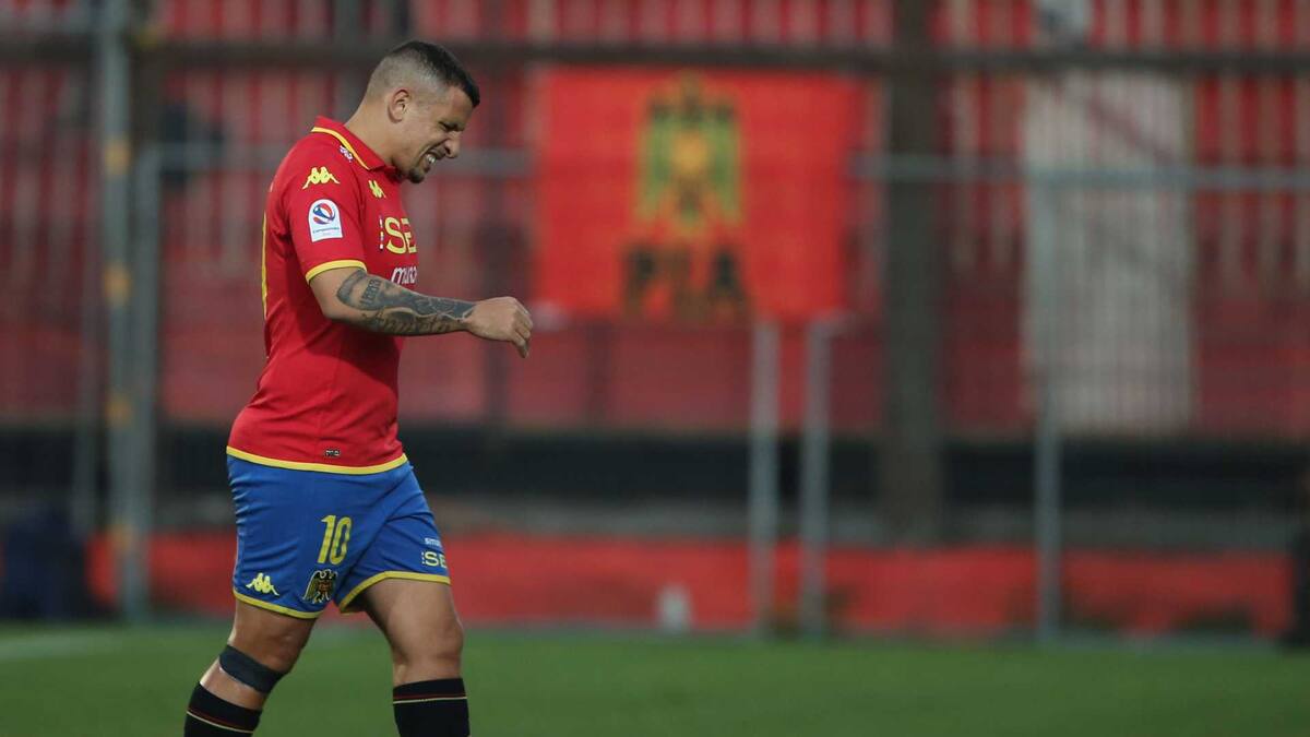 Tras su inesperada ausencia: aseguran que Unión Española evalúa rescindir el contrato de Emiliano Vecchio