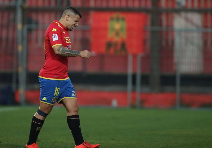 Tras su inesperada ausencia: Aseguran que Unión Española evalúa rescindir el contrato de Emiliano Vecchio