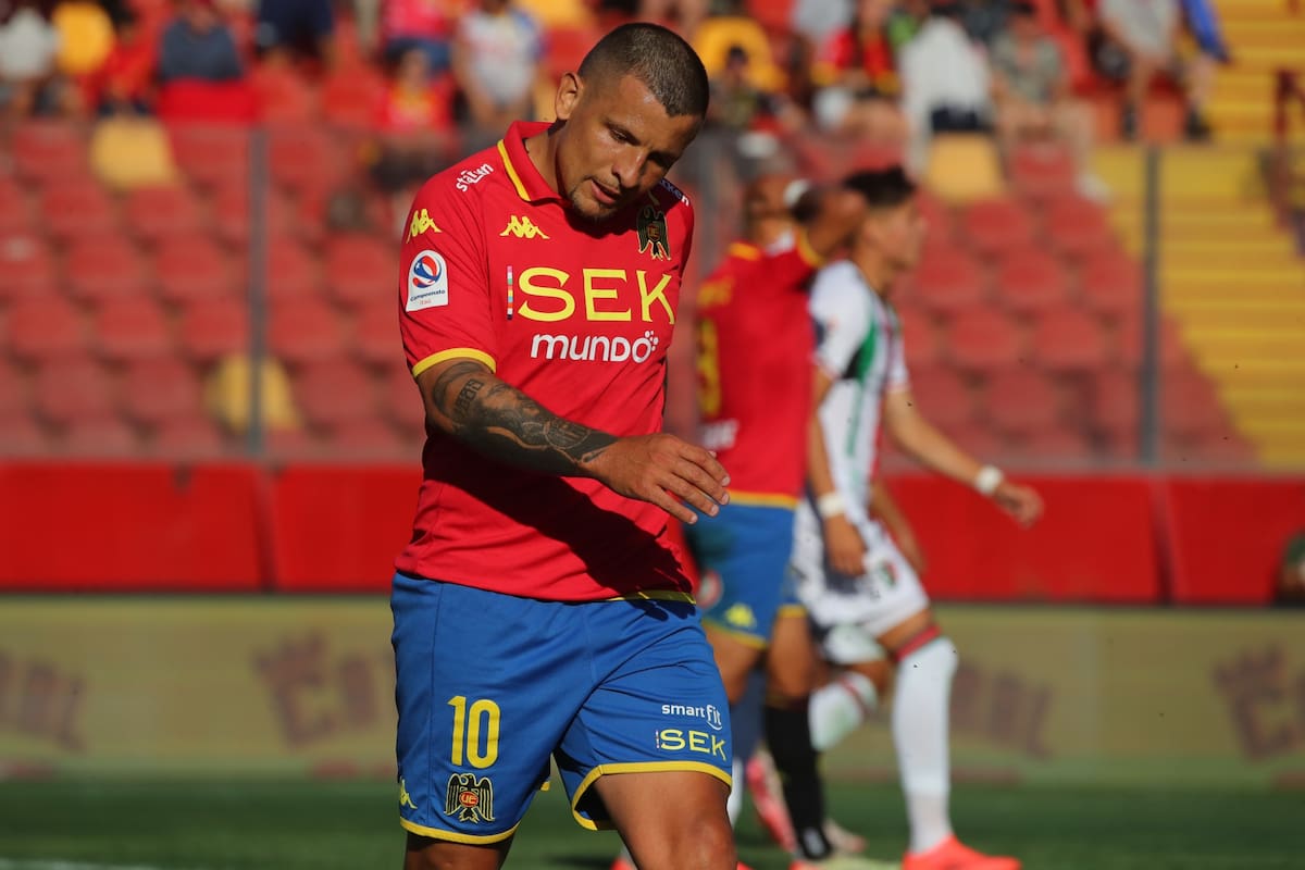 El '10' retornó a Unión Española con la misión de devolver al equipo a Primera División. Por más ídolo que sea, genera dudas en Leonardo Véliz. Foto: Aton.