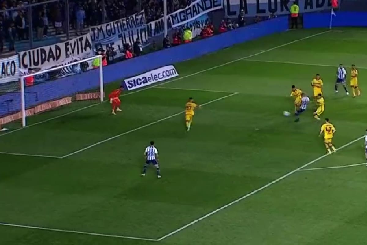 anotando el gol ante Boca Juniors por la Liga Argentina
