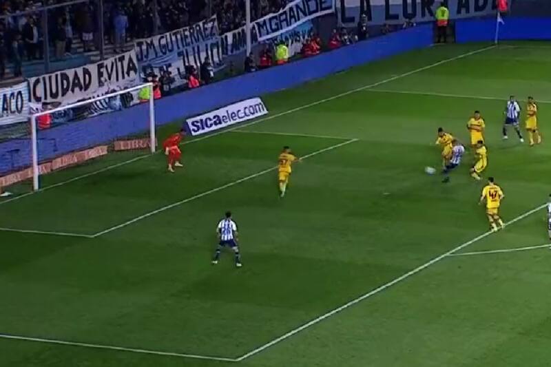 anotando el gol ante Boca Juniors por la Liga Argentina