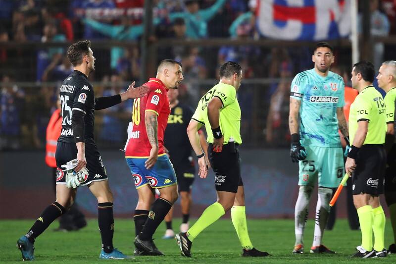 Emiliano Vecchio le reclama al árbitro durante el partido contra Universidad de Chile. Creditos: Agencia Aton
