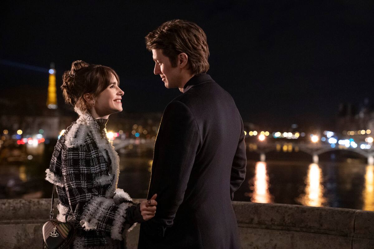 Lily Collins y Lucas Bravo interpretando a sus personajes en “Emily en París”