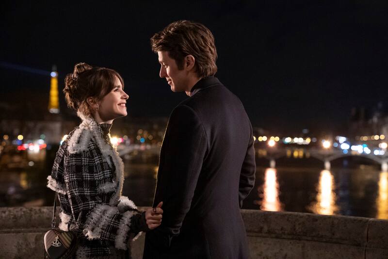 Lily Collins y Lucas Bravo interpretando a sus personajes en “Emily en París”