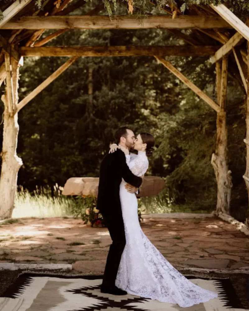 Una fotografía del matrimonio de ensueño entre Lily Collins y Charlie McDowell.