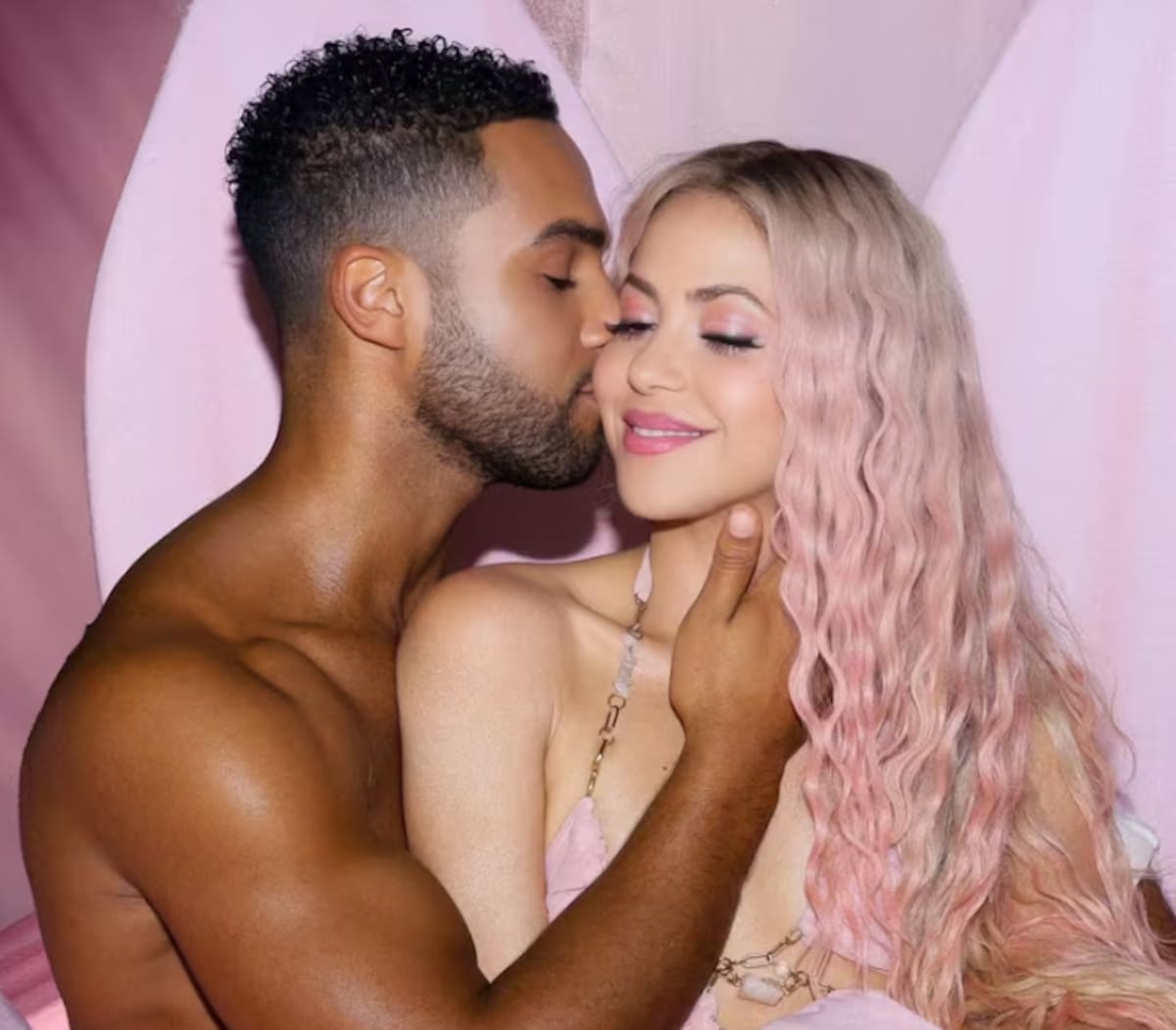 Lucien Laviscount junto a Shakira en una romántica postal para un video musical.