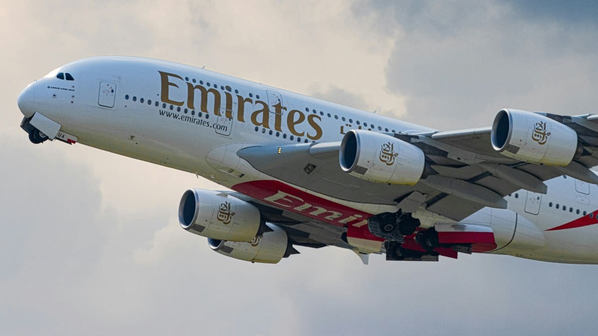 Emirates busca tripulantes de cabina en Chile entregándoles residencia en Dubái: Estos son los requisitos