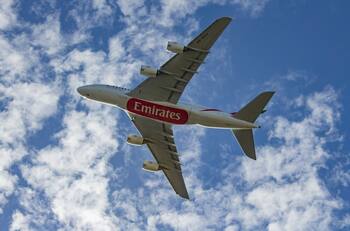 Aerolínea Emirates busca trabajadores en Chile y pagan casi $3 millones: Estos son los requisitos que buscan