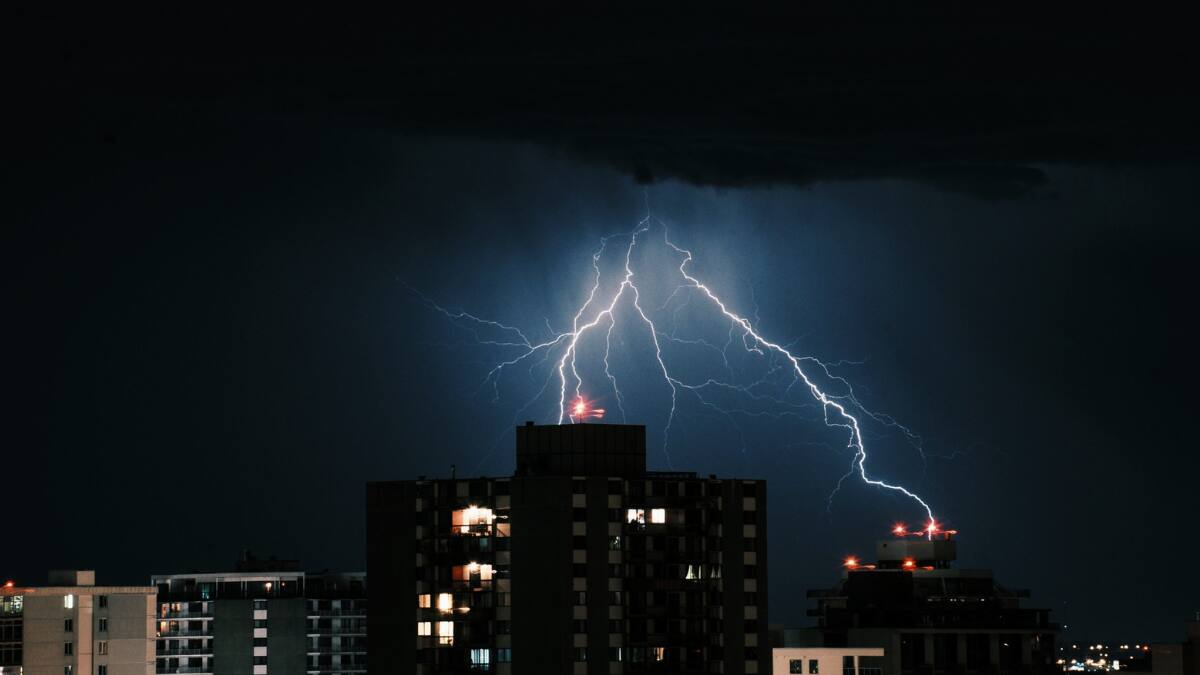 Senapred declara Alerta Temprana Preventiva por tormentas eléctricas: estas 10 comunas de la RM se verán afectadas