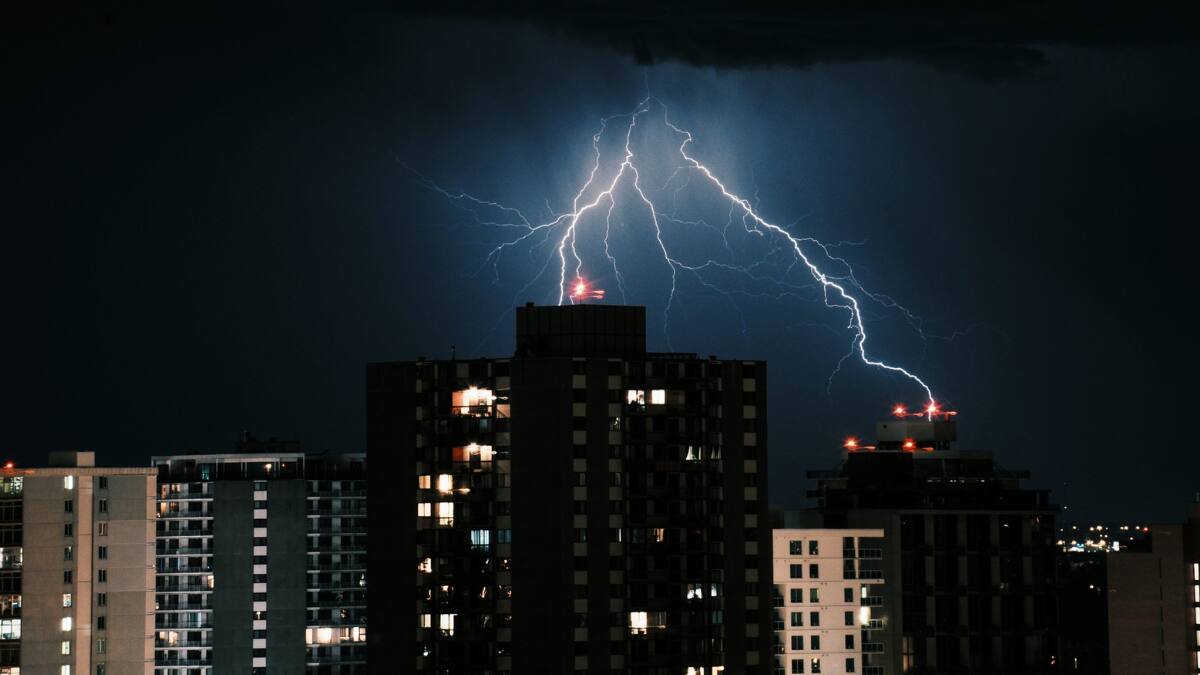 DMC alerta por posibles tormentas eléctricas en la zona central: Región Metropolitana está incluida