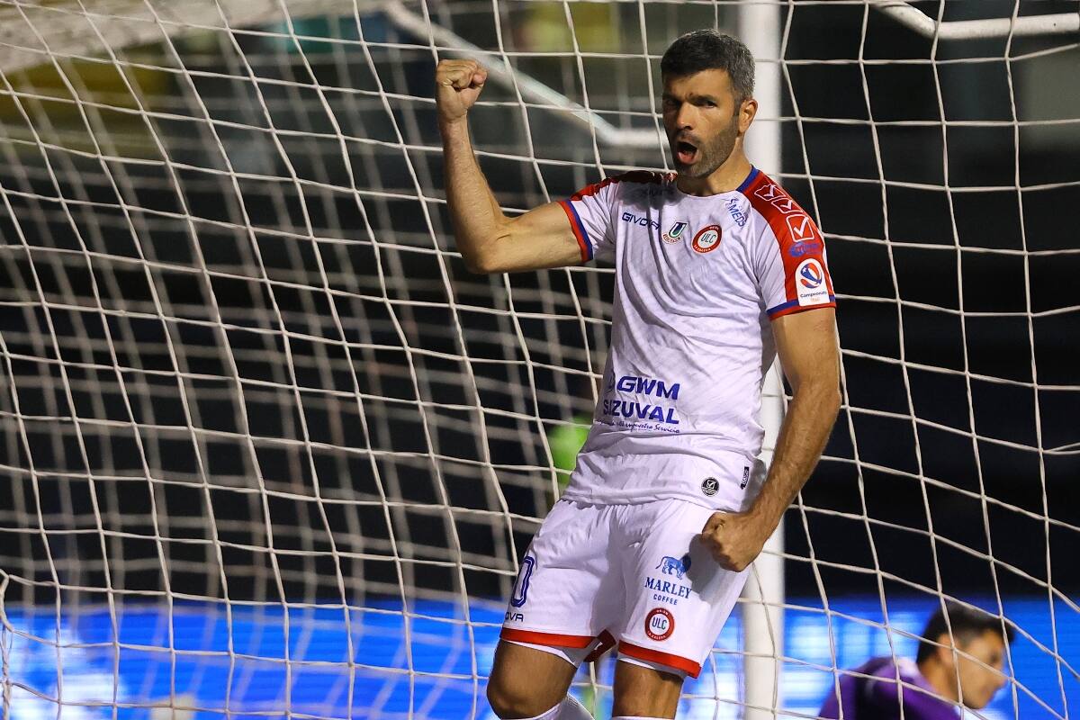 Emmanuel Gigliotti no aparece en Calera.