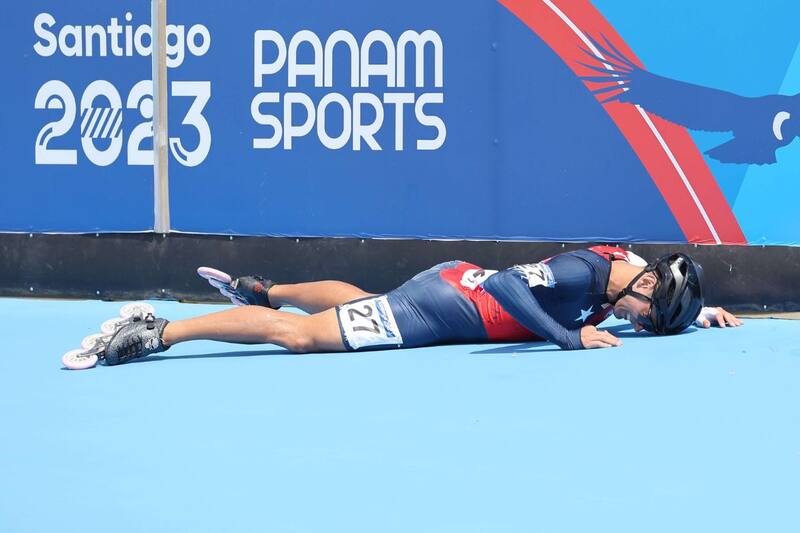 El patinador chileno yace sobre la pista de carrera tras el percance que sufrió con el brasileño Guilherme Abel Rocha. Foto: Agencia Aton.