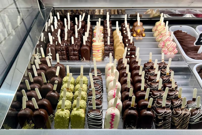 Está ubicada en Barrio Lastarria, en pleno centro de Santiago y es ideal para visitar junto a los niños.
Créditos: Emporio La Rosa.