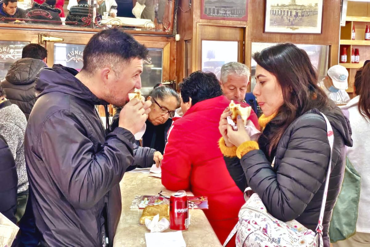 Se ubica a pasos del Mercado Central y se transforma en el refugio definitivo para los buscadores de la empanada perfecta. Foto: Emporio Zunino en Instagram.