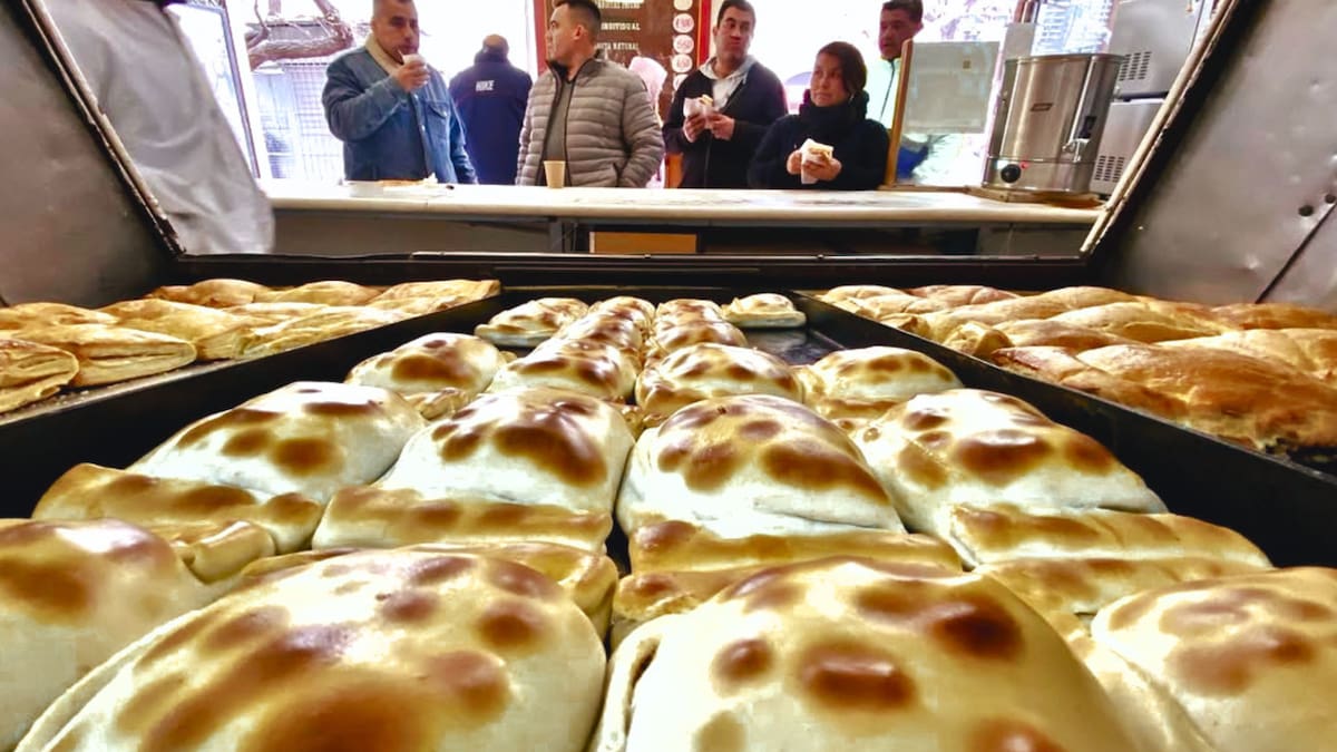 El rincón más crujiente de Santiago: dónde probar la empanada con más historia y tradición de la capital