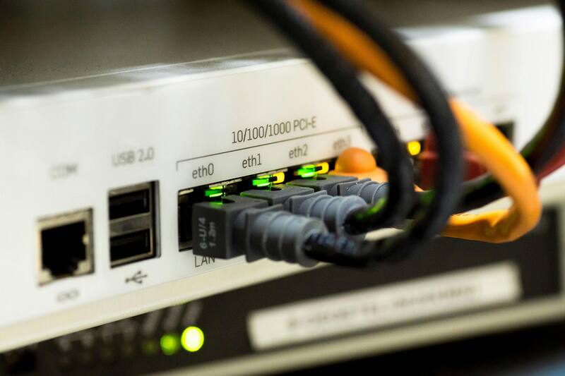 Así lucen los servicios que funcionan con fibra óptica. Créditos: Pexels.