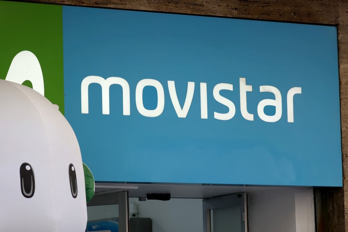 La compañía de teléfonos se estaría preparando para abandonar el país.