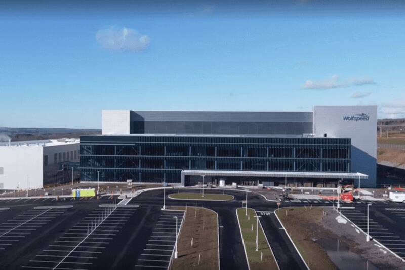 La compañía crea y desarrolla semiconductores de banda ancha.