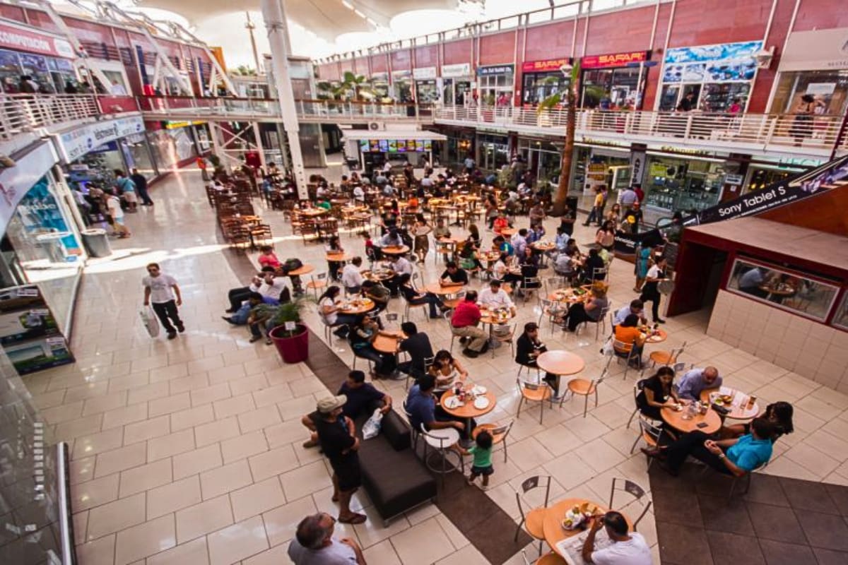 Popular centro comercial cumple segundo día de paralización por trabajadores.