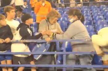 VIDEO | Un ex Colo Colo regaló su camiseta y provocó insólita disputa entre... ¡un niño y una señora!