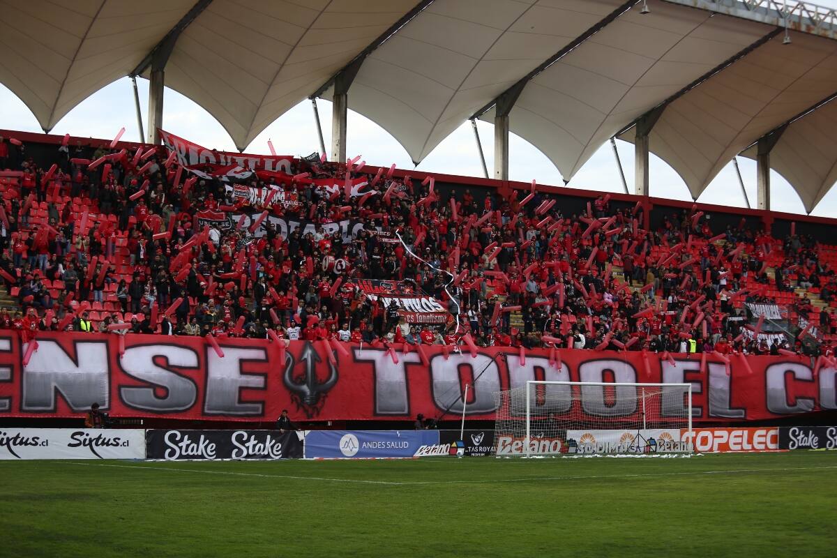 están preocupados por la presencia de hinchas de Colo Colo en el Estadio Nelson Oyarzún Arenas. Foto: Aton.